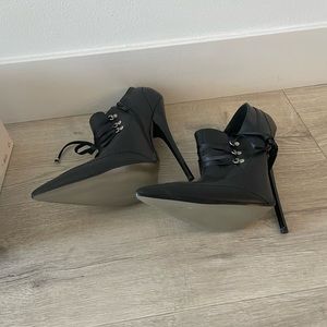 Stiletto oxford extreme heel in sz 41, never worn, silver sole 6.5” heel